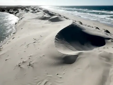 Dunas de areia branca de Mangue Seco entre o rio e o mar